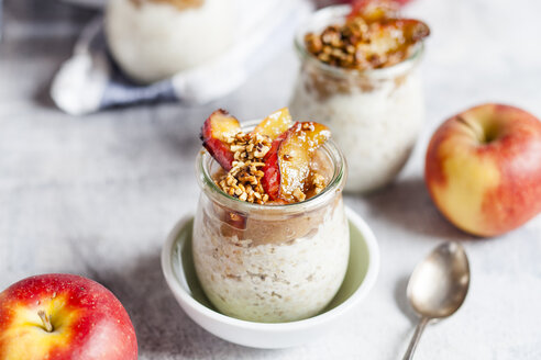 Apple pie overnight oats with caramelized apples and hazelnuts - SBDF03869