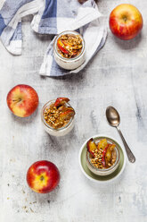 Apple pie overnight oats with caramelized apples and hazelnuts - SBDF03871