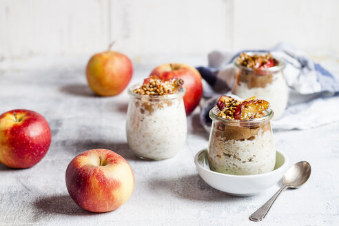 Apfelkuchen Overnight Oats mit karamellisierten Äpfeln und Haselnüssen - SBDF03872