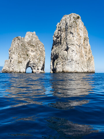 Italien, Capri, Golf von Neapel, Punta di Tragara, Faraglioni, lizenzfreies Stockfoto