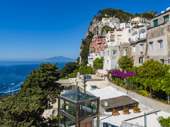 Italien, Kampanien, Capri, Blick von der Piazza Umberto I auf den Golf von Neapel - AMF06474