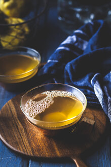 Teetasse mit hausgemachtem heißem Quittenaufguss - SBDF03876