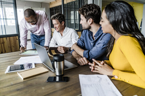 Selbstbewusstes Geschäftsteam bei einem Treffen im Loft-Büro - GIOF05190