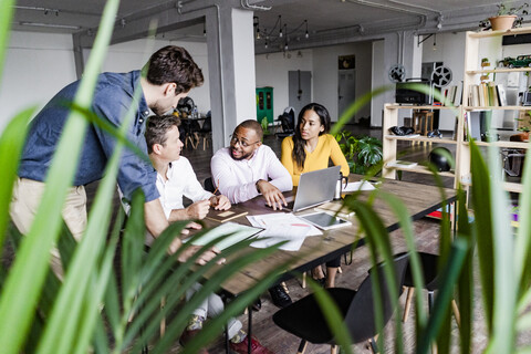 Selbstbewusstes Geschäftsteam bei einem Treffen im Loft-Büro, lizenzfreies Stockfoto