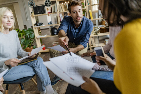 Geschäftsteam bei einer Besprechung in einem Loft-Büro - GIOF05244