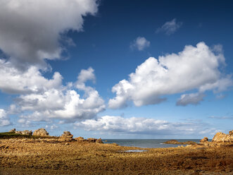 Frankreich, Bretagne, Plougrescant, Cote de Granit Rose, Felsenküste an der Pointe du Chateau - LAF02196