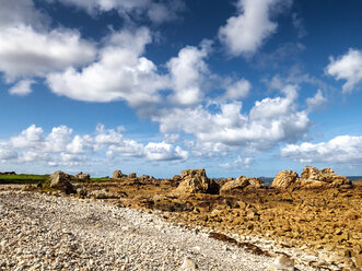 France, Bretagne, Plougrescant, Cote de Granit Rose, rocky coast at Pointe du Chateau - LAF02197