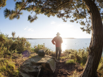 Frankreich, Bretagne, Bucht bei Perros-Guirec, älterer Wanderer auf Aussichtspunkt - LAF02198