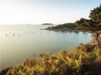 Frankreich, Bretagne, Bucht zwischen Perros-Guirec und Trelevern - LAF02200