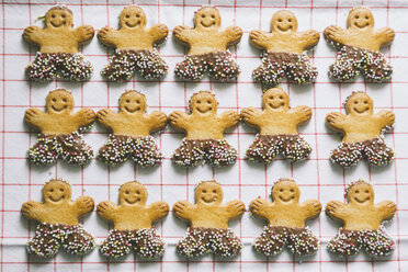Gingerbread men Christmas cookies arranged in rows - FSIF03403