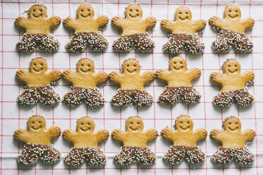 Lebkuchenmänner Weihnachtsplätzchen in Reihen angeordnet - FSIF03403