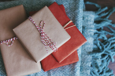 Stapel verpackter Weihnachtsgeschenke auf einer Decke - FSIF03405