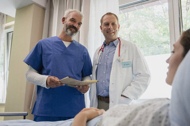 Ärzte bei der Visite, Gespräche mit Patienten im Krankenhauszimmer - FSIF03407