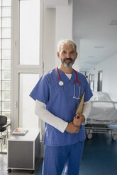 Porträt selbstbewusster männlicher Arzt im Krankenhausflur - FSIF03422