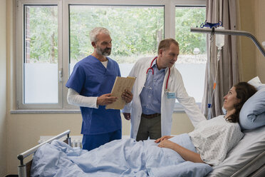 Ärzte bei der Visite, Gespräche mit Patienten im Krankenhauszimmer - FSIF03439