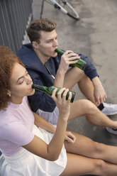 Junges Paar trinkt Bier - FSIF03455