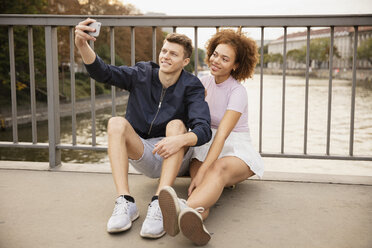 Junges Paar nimmt Selfie mit Kamera-Handy auf städtischen Brücke - FSIF03468