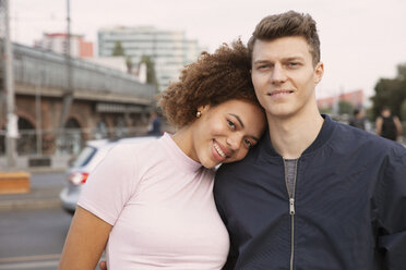 Porträt zärtliches junges Paar auf städtischem Bürgersteig - FSIF03471