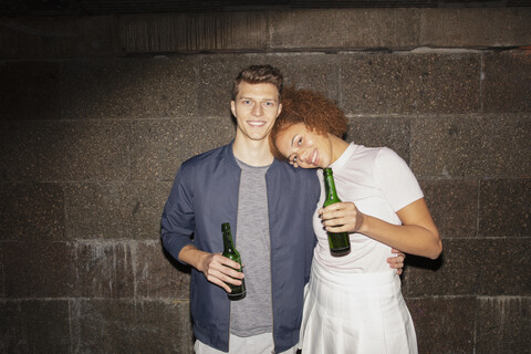 Porträt zärtliches junges Paar beim Biertrinken, lizenzfreies Stockfoto