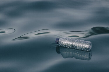 Auf der Wasseroberfläche schwimmende Plastikwasserflasche - FSIF03497