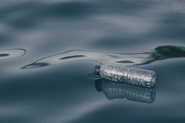 Plastic water bottle floating on water surface - FSIF03497