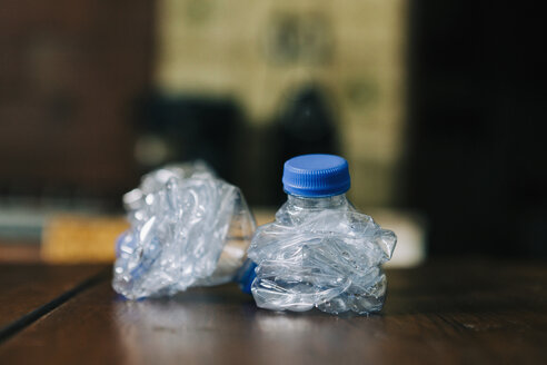 Zerknitterte, recycelte Plastikwasserflaschen - FSIF03500