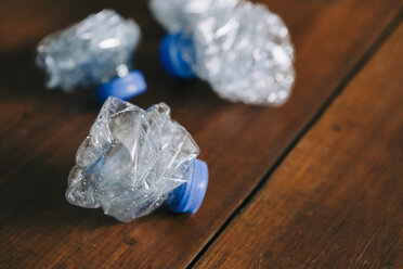 Crumpled, recycled plastic water bottles - FSIF03502