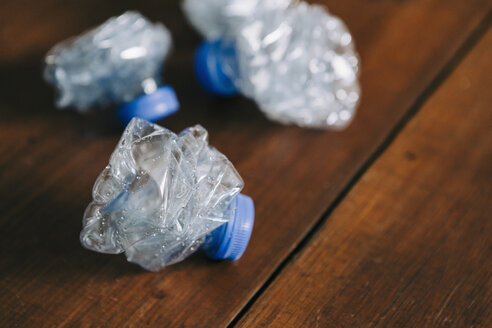 Zerknitterte, recycelte Plastikwasserflaschen - FSIF03502