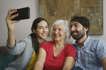 Ältere Mutter macht Selfie mit Tochter und Sohn - FSIF03571