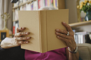Ältere Frau liest Buch - FSIF03575
