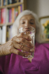 Ältere Frau trinkt Wasser - FSIF03585