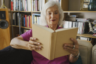 Ältere Frau liest Buch - FSIF03695