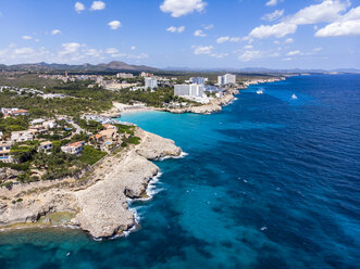 Spanien, Balearen, Mallorca, Porto Colom, Luftaufnahme von Cala Tropicana und Cala Domingo - AMF06479