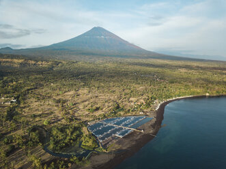 Indonesien, Bali, Amed, Luftaufnahme einer Garnelenfarm und Vulkan Agung im Hintergrund - KNTF02558