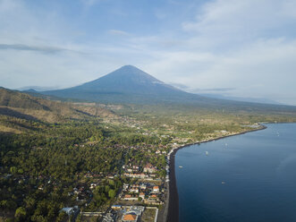 Indonesien, Bali, Amed, Luftaufnahme von Amed Strand und Vulkan Agung - KNTF02562
