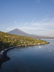 Indonesien, Bali, Amed, Luftaufnahme des Strandes Jemeluk und des Vulkans Agung - KNTF02563