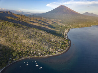 Indonesien, Bali, Amed, Luftaufnahme des Strandes Jemeluk und des Vulkans Agung - KNTF02565