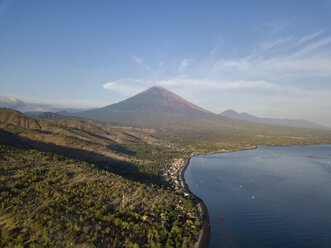 Indonesien, Bali, Amed, Luftaufnahme des Strandes Jemeluk und des Vulkans Agung - KNTF02566