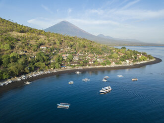 Indonesien, Bali, Amed, Luftaufnahme des Strandes Jemeluk und des Vulkans Agung - KNTF02568