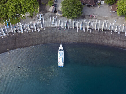 Indonesien, Bali, Amed, Luftaufnahme des Strandes Jemeluk mit Banca-Booten - KNTF02571