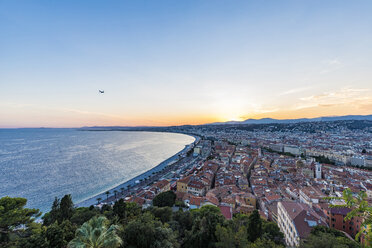 Frankreich, Provence-Alpes-Cote d'Azur, Nizza, Promenade des Anglais, Strand im Abendlicht, Flugzeug - WDF04951