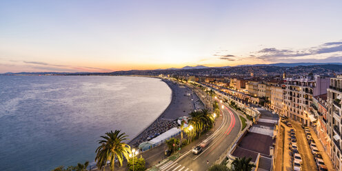 France, Provence-Alpes-Cote d'Azur, Nice, Promenade des Anglais, beach in the evening light - WDF04953