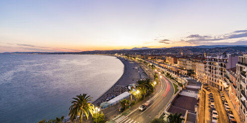 Frankreich, Provence-Alpes-Cote d'Azur, Nizza, Promenade des Anglais, Strand im Abendlicht - WDF04953