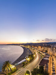 Frankreich, Provence-Alpes-Cote d'Azur, Nizza, Promenade des Anglais, Strand im Abendlicht - WDF04954