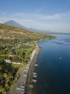 Indonesien, Bali, Amed, Luftaufnahme des Strandes Lipah und des Vulkans Agung - KNTF02572