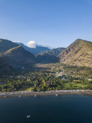 Indonesien, Bali, Amed, Luftaufnahme des Strandes Lipah und des Vulkans Agung - KNTF02574