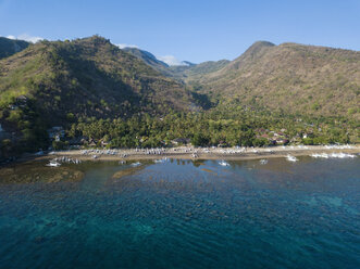 Indonesien, Bali, Amed, Luftaufnahme des Strandes Lipah - KNTF02575