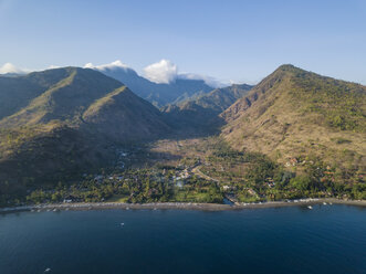 Indonesien, Bali, Amed, Luftaufnahme des Strandes Lipah und des Vulkans Agung - KNTF02576