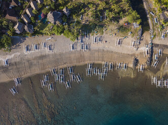 Indonesien, Bali, Amed, Luftaufnahme des Strandes Lipah - KNTF02578