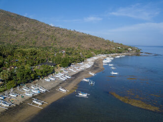 Indonesien, Bali, Amed, Luftaufnahme des Strandes Lipah - KNTF02580